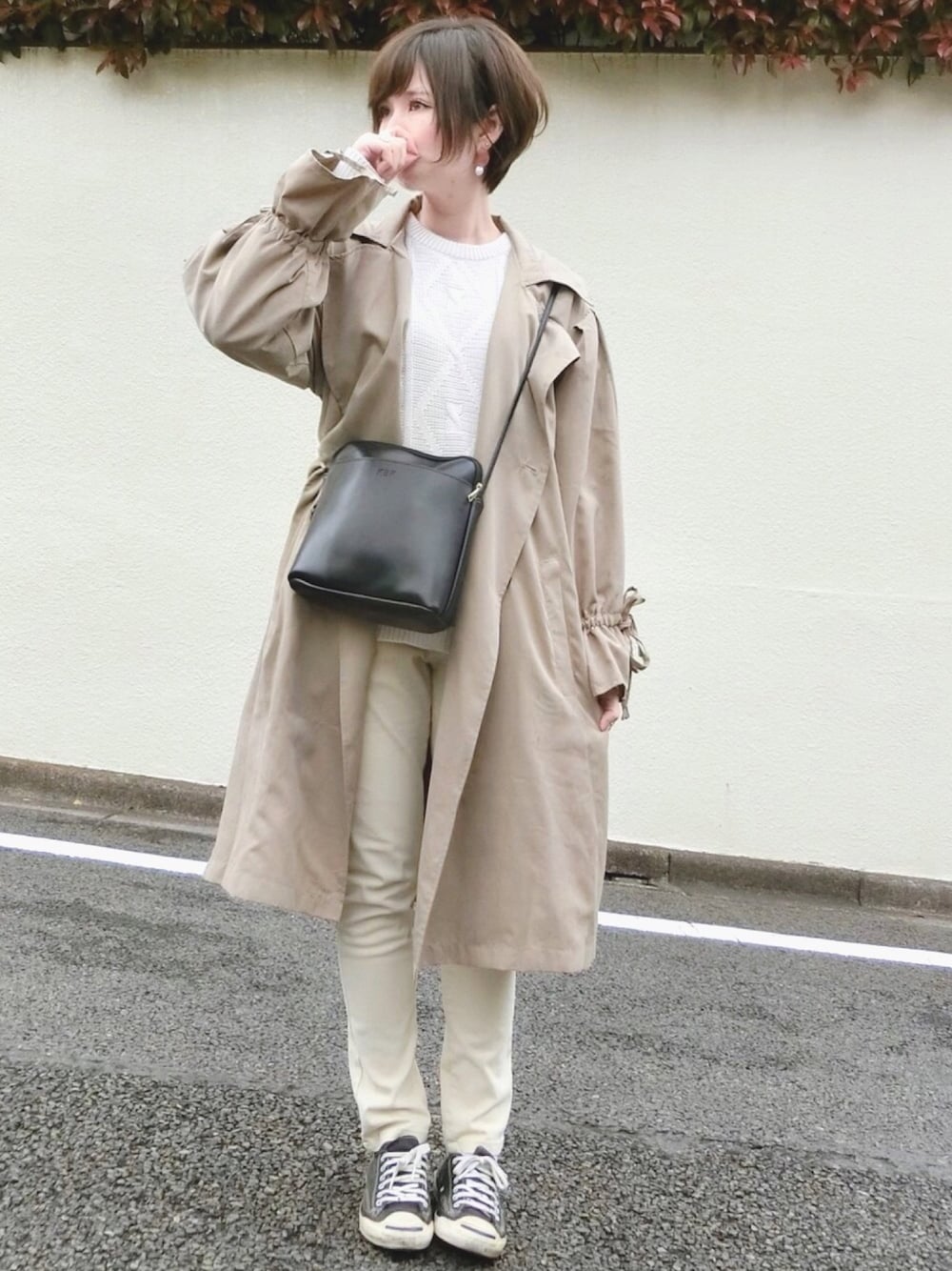 ホワイト系のチノパンツ、ベージュ系のトレンチコート、ホワイト系のニット/セーターを着用したレディースの春コーディネートの1枚目の写真