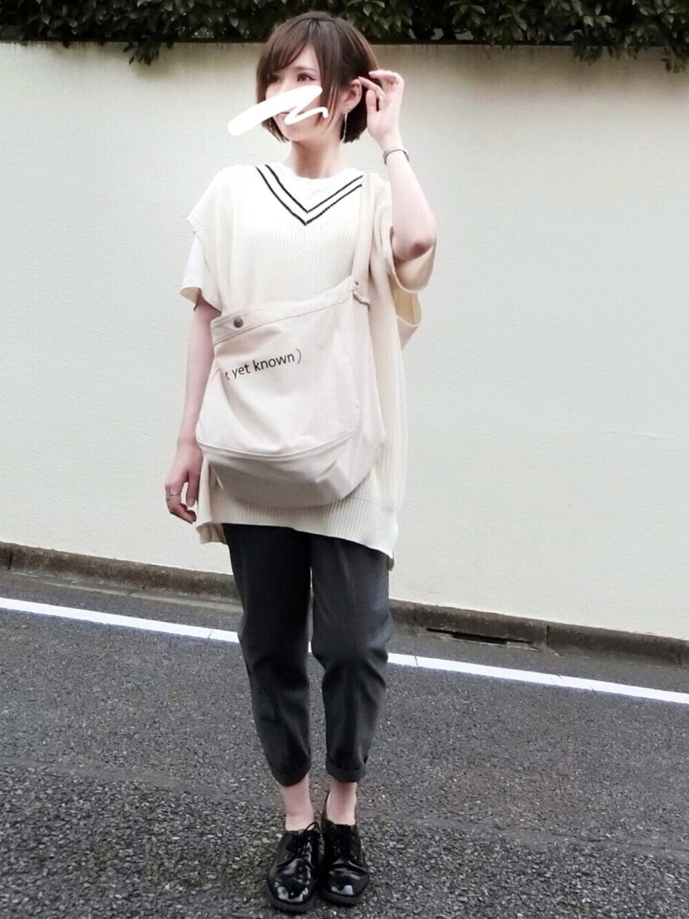 ホワイト系のベスト、ベージュ系のTシャツ/カットソー、ホワイト系のショルダーバッグを着用したレディースの春コーディネートの1枚目の写真