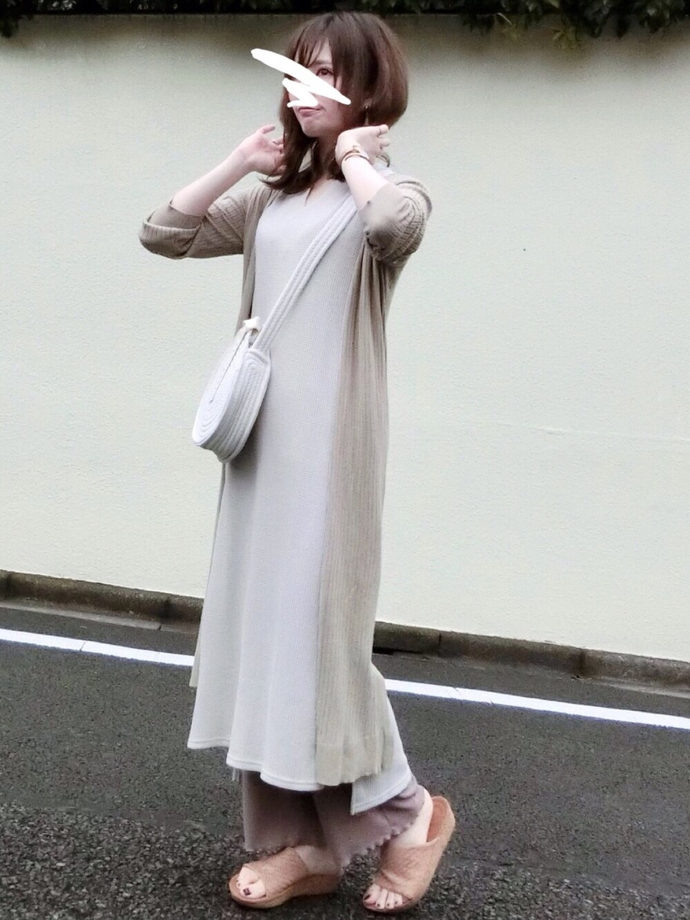 ベージュ系のワンピース、ベージュ系のカーディガン/ボレロ、ホワイト系のショルダーバッグを着用したレディースの夏コーディネートの1枚目の写真