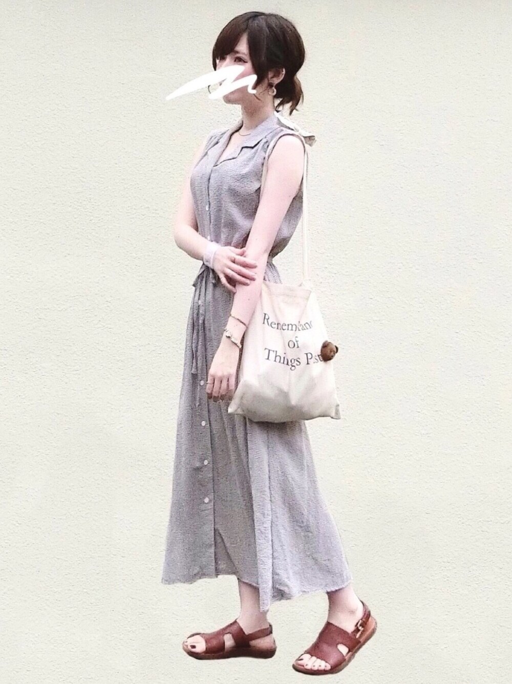 ブラウン系のワンピース、レッド系のショルダーバッグ、ベージュ系のサンダルを着用したレディースの夏コーディネートの1枚目の写真