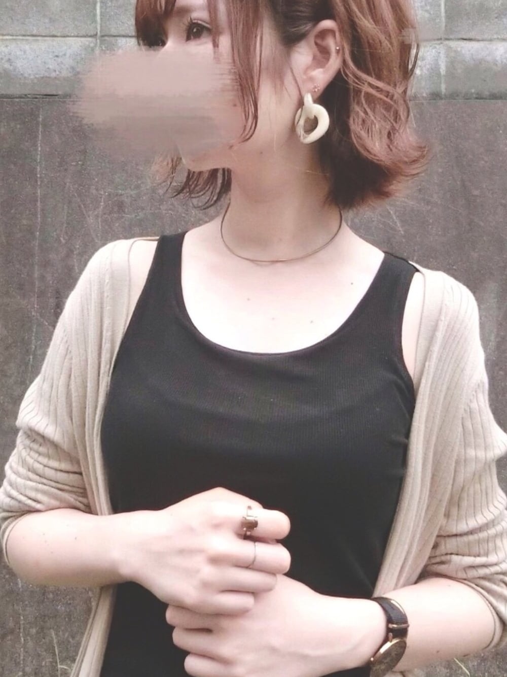ブラック系のタンクトップ、ベージュ系のカーディガン/ボレロ、ホワイト系のピアス(両耳用)を着用したレディースの夏コーディネートの1枚目の写真