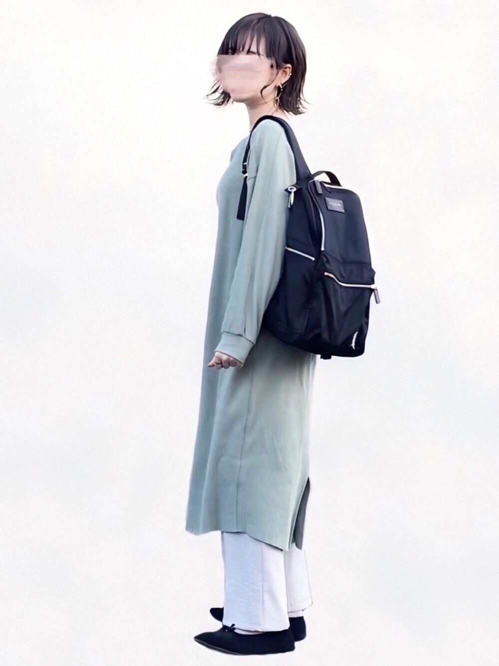 グリーン系のワンピース、ホワイト系のその他パンツ、ブラック系のバックパック/リュックを着用したレディースの春コーディネートの1枚目の写真