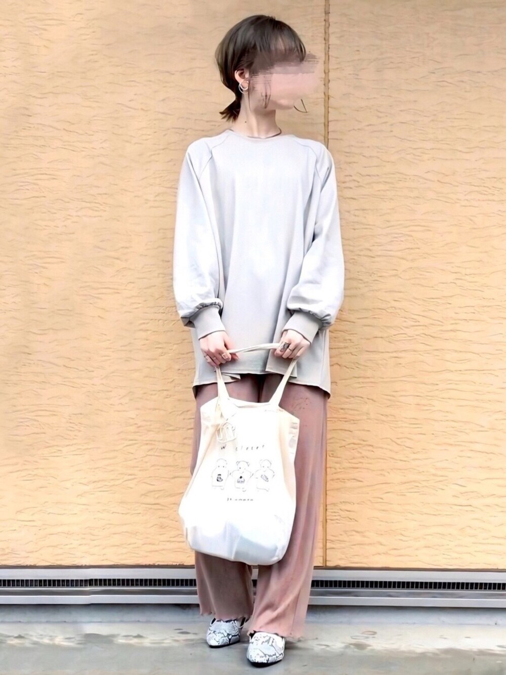 グリーン系のTシャツ/カットソー、ブラウン系のその他パンツ、その他のパンプスを着用したレディースの春コーディネートの1枚目の写真