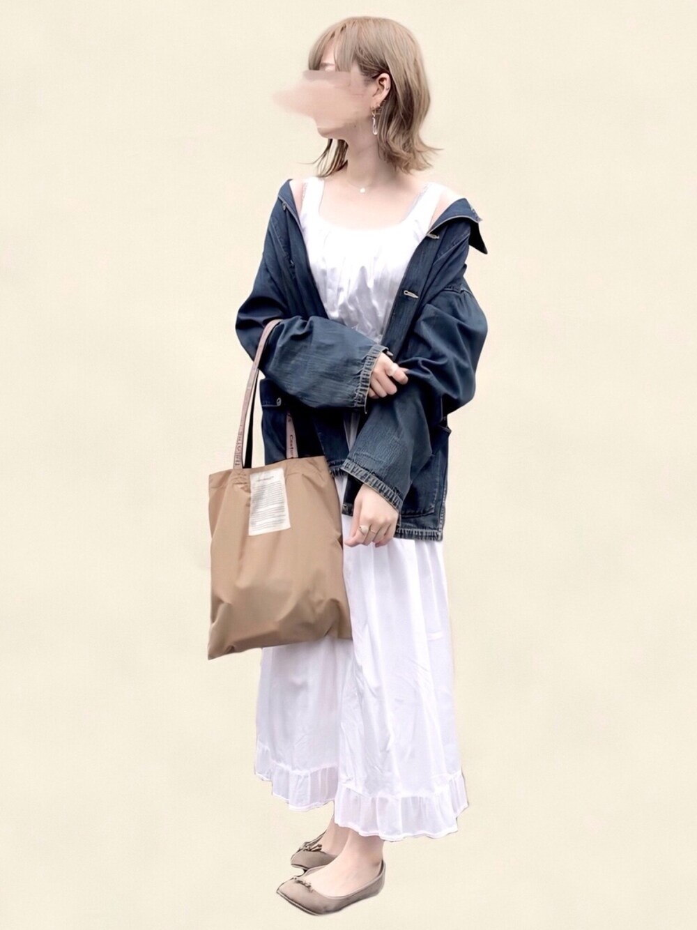 ベージュ系のトートバッグ、ベージュ系のバレエシューズ、その他のピアス(両耳用)を着用したレディースの夏コーディネートの1枚目の写真