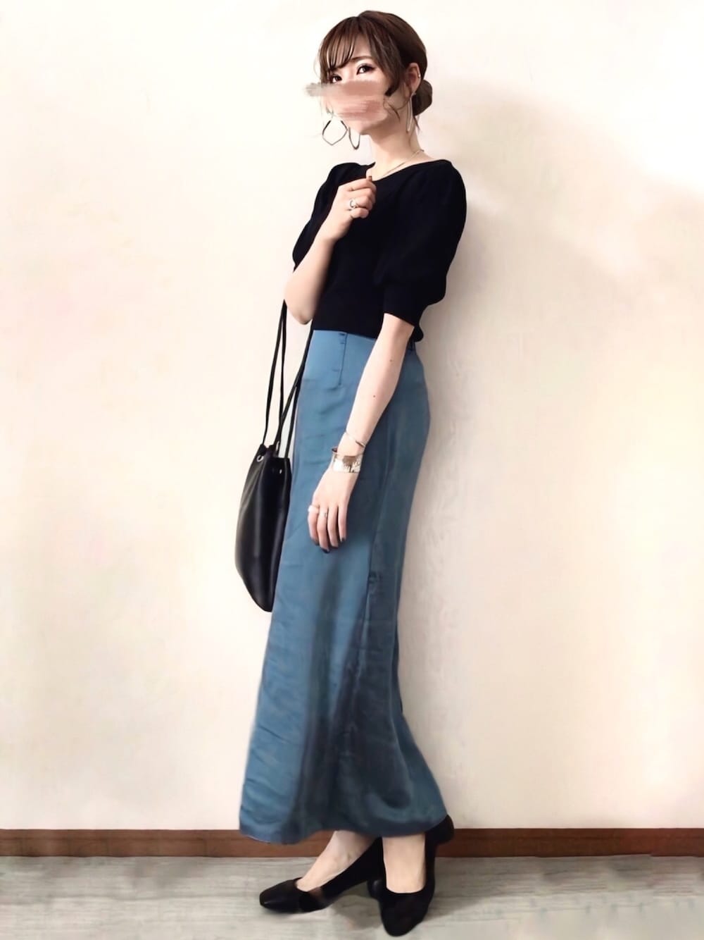 ブルー系のスカート、ブラック系のTシャツ/カットソー、ブラック系のパンプスを着用したレディースの夏コーディネートの1枚目の写真