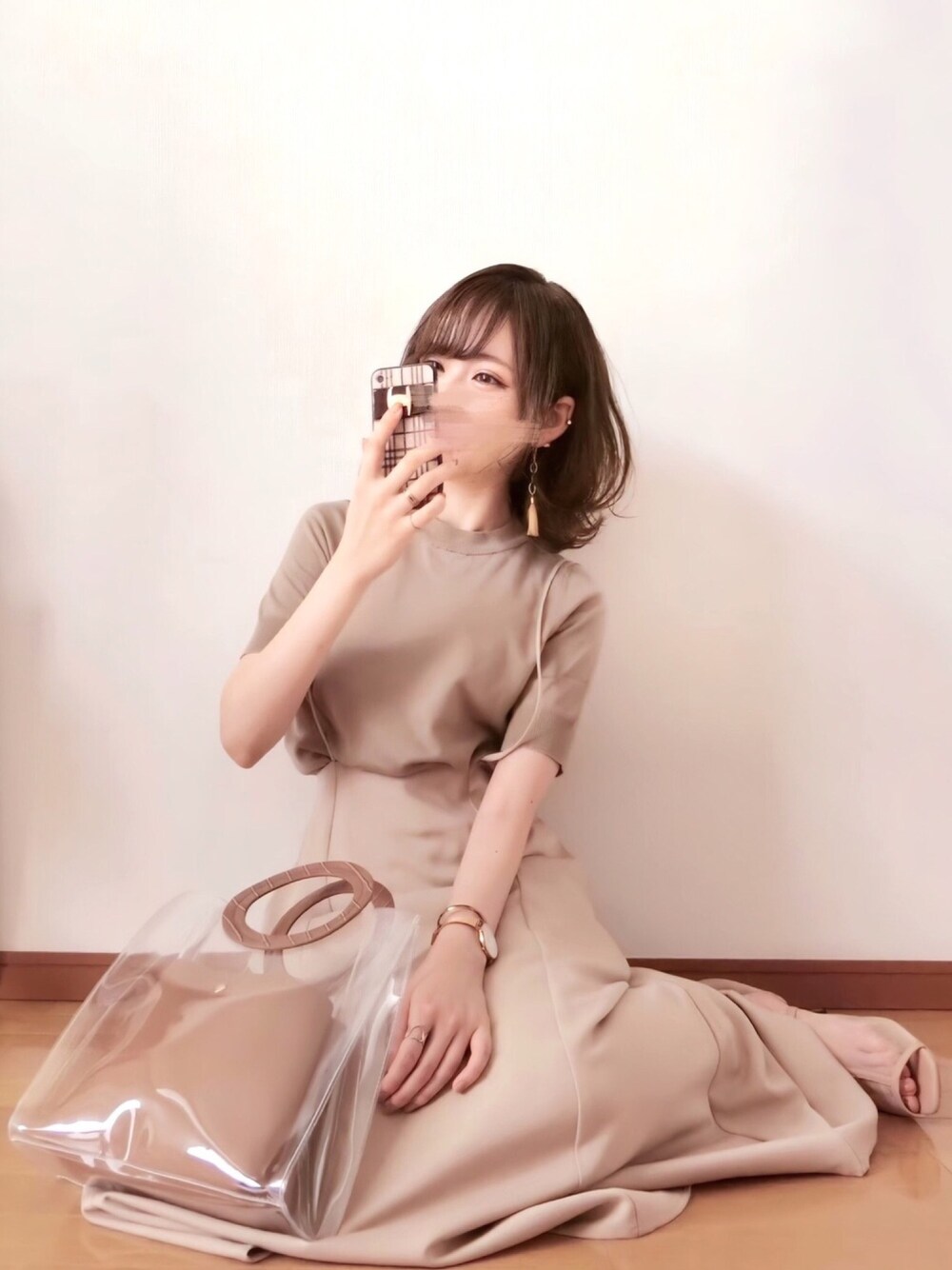 ベージュ系のトップス、ベージュ系のスカート、その他のハンドバッグを着用したレディースの秋コーディネートの1枚目の写真