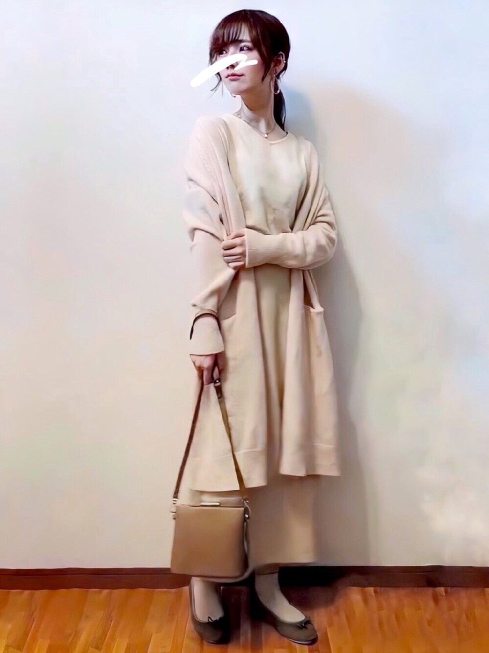 ホワイト系のカーディガン/ボレロ、ホワイト系のニット/セーター、ホワイト系のスカートを着用したレディースの秋コーディネートの1枚目の写真