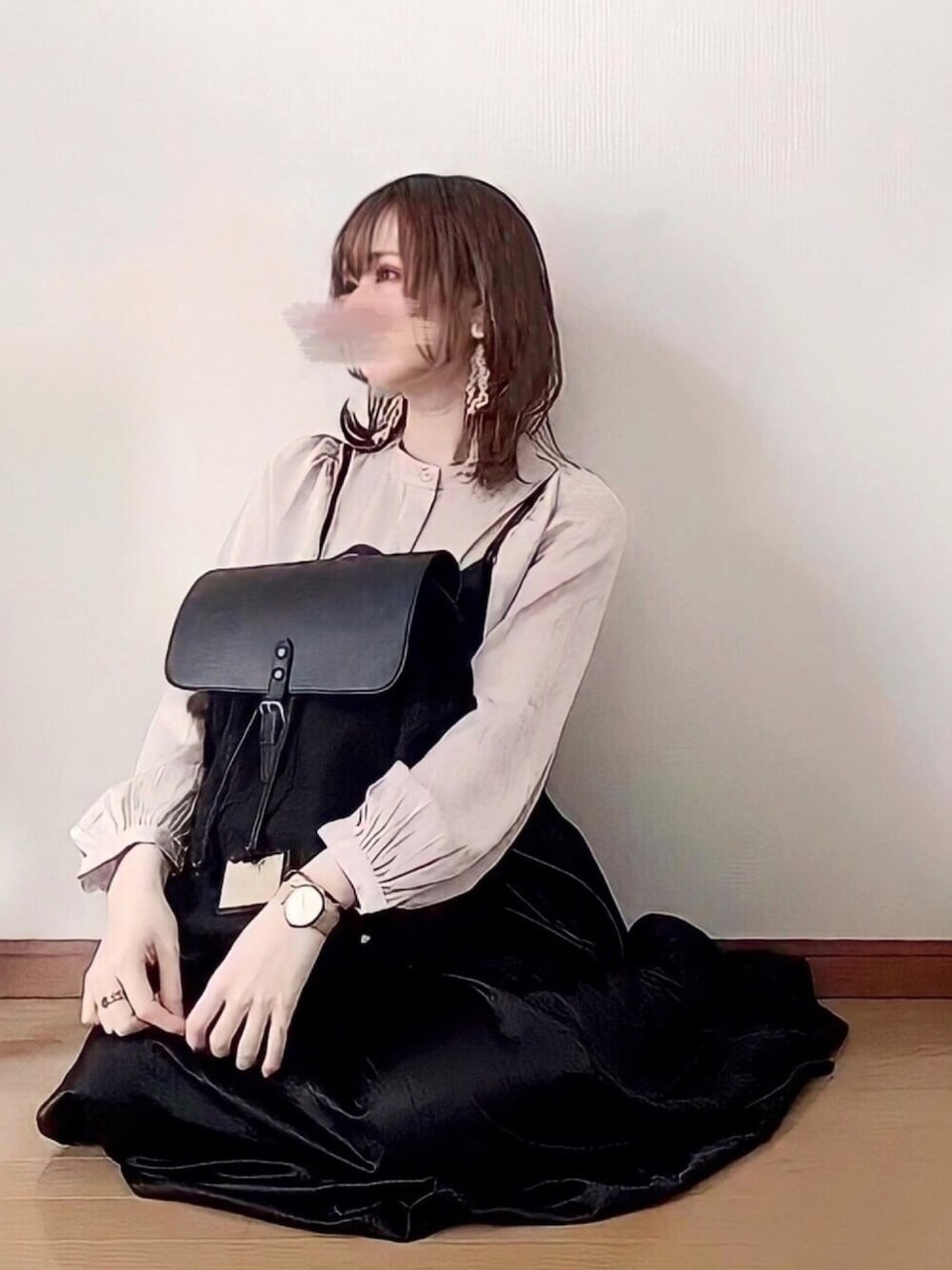 ベージュ系のシャツ/ブラウス、ブラック系のワンピース、ブラック系のバックパック/リュックを着用したレディースの秋コーディネートの1枚目の写真
