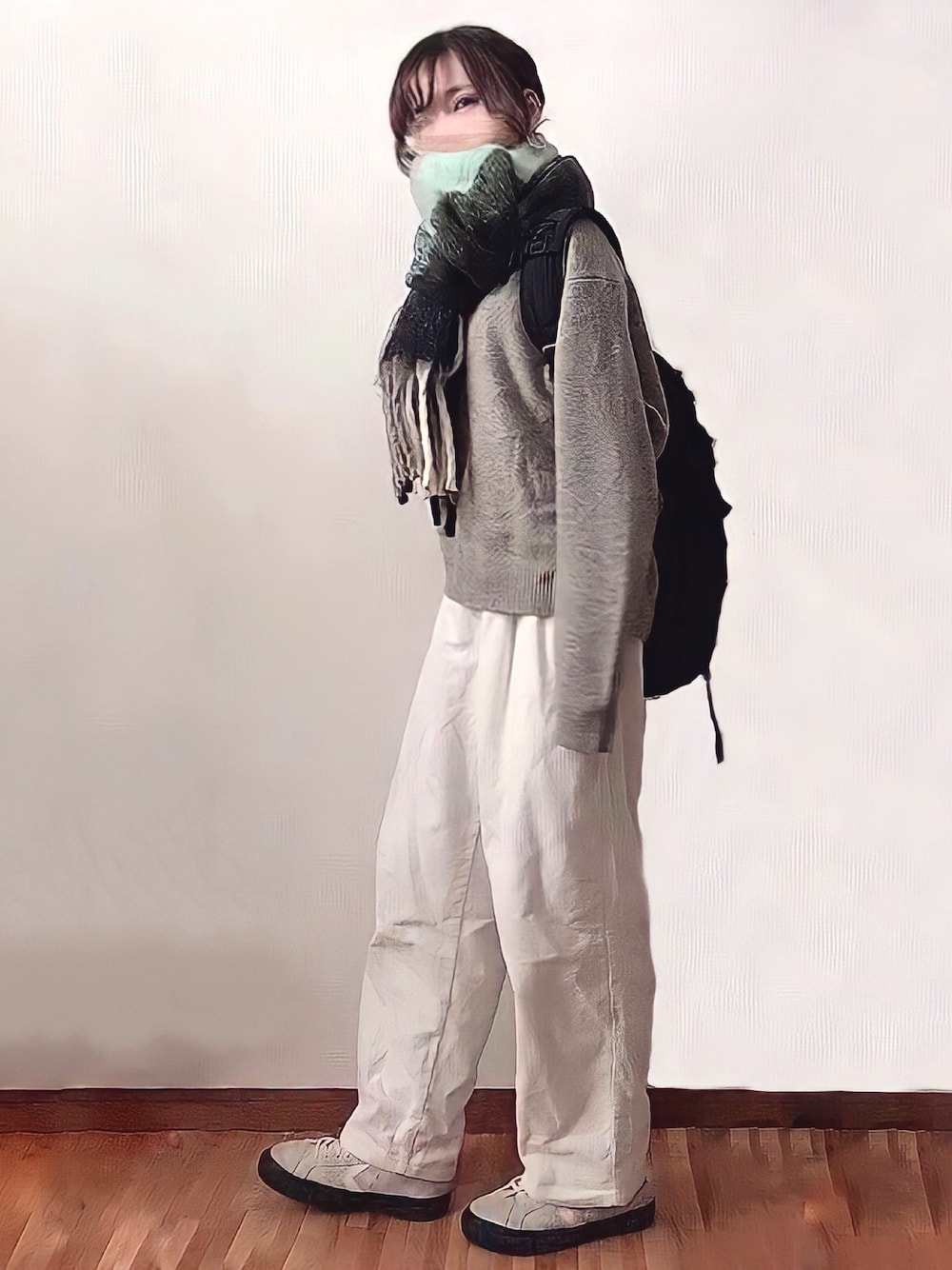 グレー系のニット/セーター、ホワイト系のその他パンツ、ホワイト系のスニーカーを着用したレディースの秋コーディネートの1枚目の写真