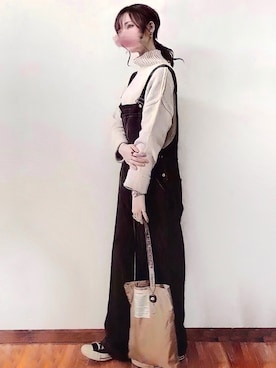 「白ニット」｜「アイテム（サロペット/オーバーオール）」を使った、みみみさん（レディース・163cm）の冬コーディネート