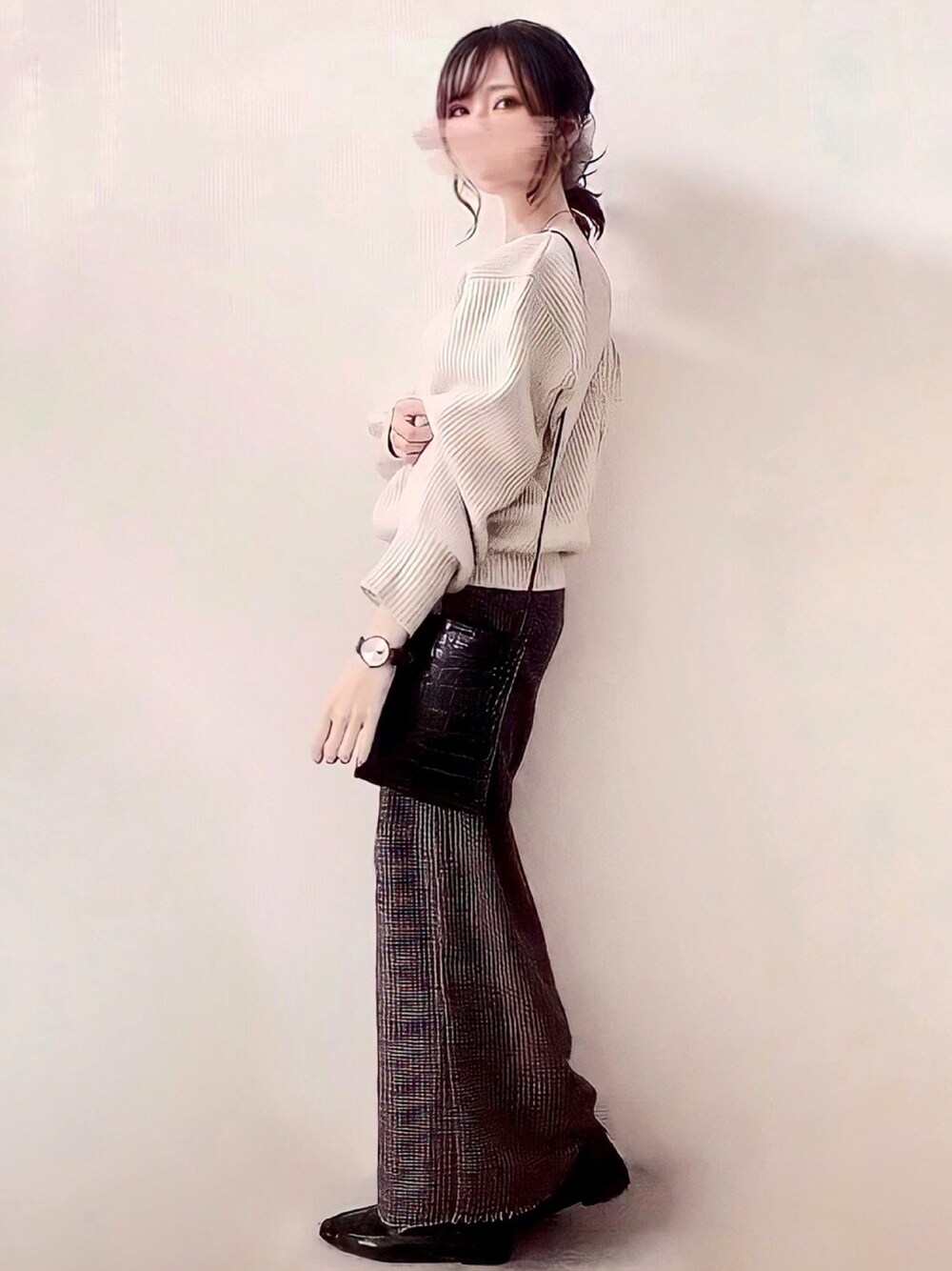 ホワイト系のニット/セーター、レッド系のスカート、ブラック系のローファーを着用したレディースの春コーディネートの1枚目の写真