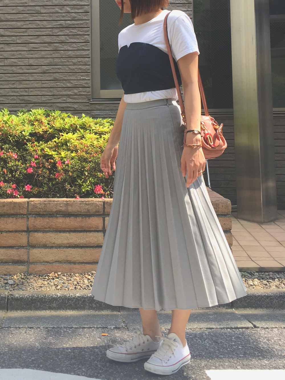 「おでかけ、ロングスカート、プチプラ、プリーツスカート、ビスチェ、白Tシャツ、オトナカジュアル」｜「UNIQLOのアイテム（スカート、グレー系）」を使った、memmyさん（レディース・164cm）の夏コーディネートの1枚目の写真