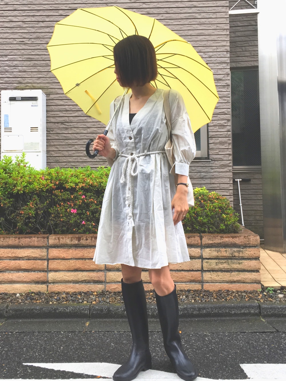 「雨の日コーデ、ワンピース、オトナカジュアル、レインブーツ、シンプル、傘、トートバッグ、プチプラ」｜「ANTREのアイテム（シャツワンピース、ホワイト系）」を使った、memmyさん（レディース・164cm）の夏コーディネートの1枚目の写真