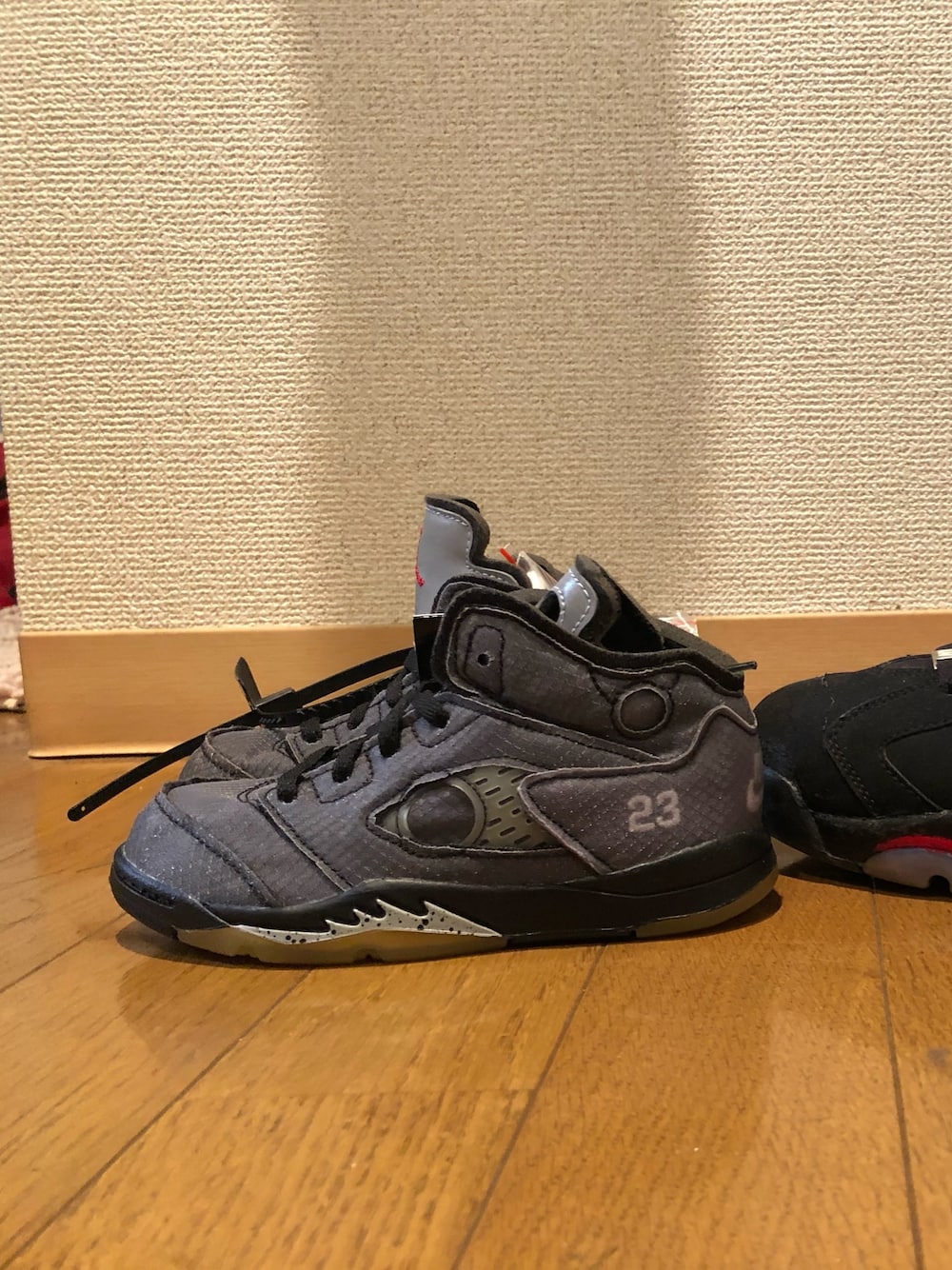 「オフホワイト、オフホワイト×ナイキ、ナイキ、エアジョーダン5、aj5、パステル映える春、スニーカー、off white」｜「NIKEのアイテム（スニーカー、グレー系）」を使った、tomatoさん（メンズ・168cm）の春コーディネートの1枚目の写真