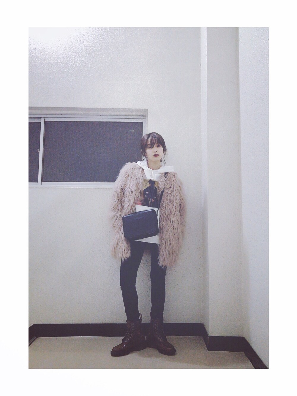 「ぬくぬく、オトナカジュアル、カジュアル、UNITED TOKYO、30.、高橋愛、YSL、jouetie、AMIAYA、Dr.Martens」｜「jouetieのカーシヴスリーブロゴHOODIE（パーカー、ホワイト系）」を使った、高橋愛さん（レディース・154cm）の冬コーディネートの1枚目の写真