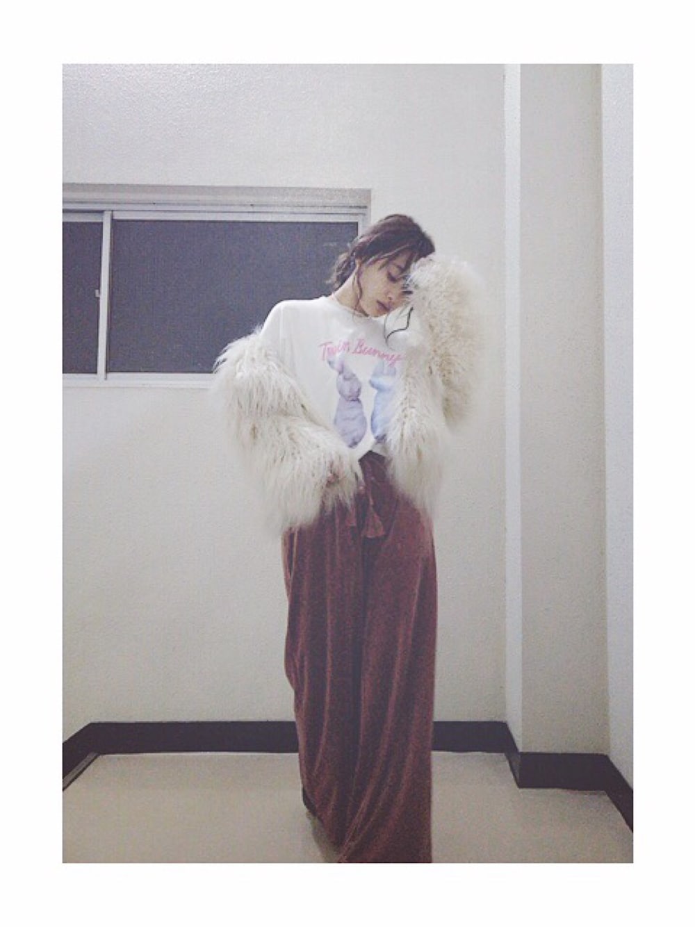 「冬コーデ、GREED International(GREED International)、アウター、ピンク、モフモフ、今日のたかはし、高橋愛、WEGO、Candy Stripper」｜「Candy StripperのTWIN BUNNY BIG BIG TEE（Tシャツ/カットソー、ホワイト系）」を使った、高橋愛さん（レディース・154cm）の冬コーディネートの1枚目の写真