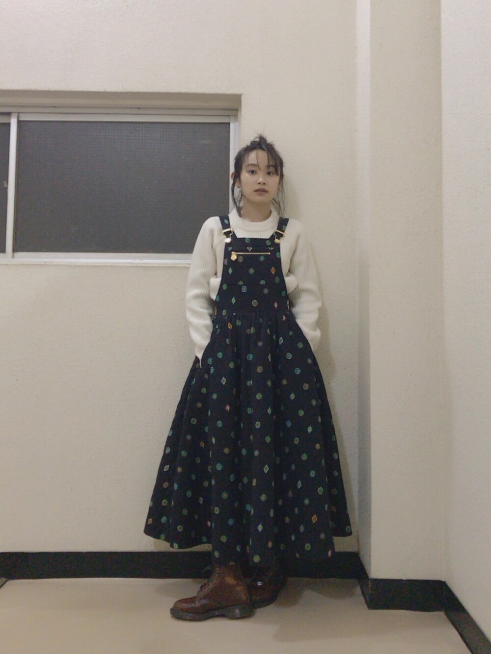 「大人カジュアル、UNIQLO U、UNIQLO、H&M、KENZO、今日のたかはし、高橋愛、Dr.Martens、ニット、ワンピース」｜「KENZO × H&Mのアイテム（ワンピース、ブラック系）」を使った、高橋愛さん（レディース・154cm）の冬コーディネートの1枚目の写真