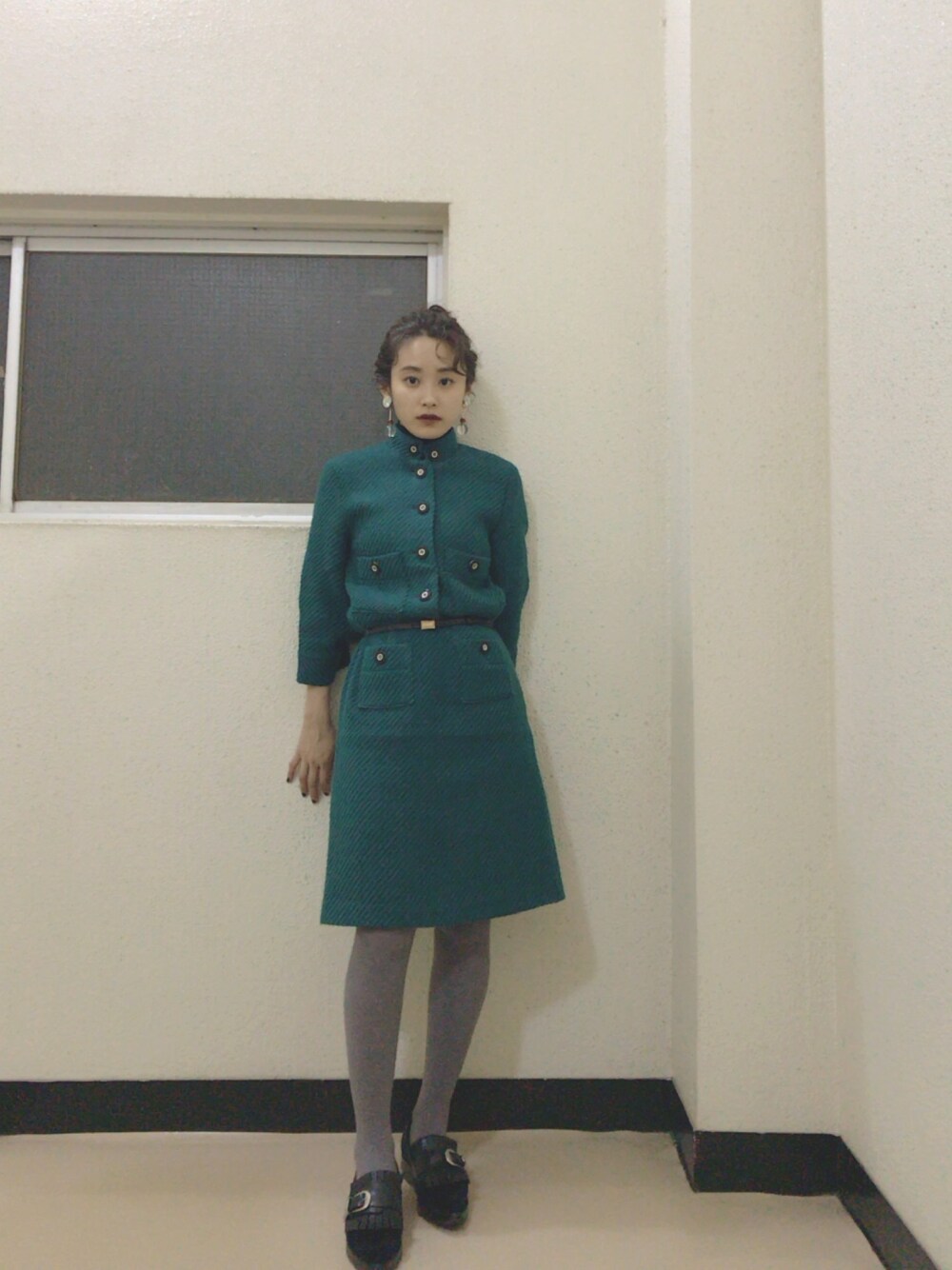 「CHERIE、繁田あき、シェリー、TOGA、お団子ヘアー、靴下屋、mother」｜「CHERIEのアイテム（ワンピース/ドレス、グリーン系）」を使った、高橋愛さん（レディース・154cm）の冬コーディネートの1枚目の写真