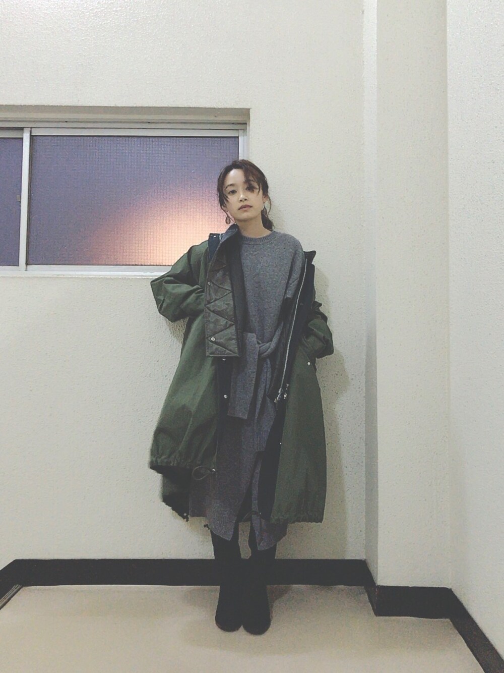 「JILL STUARTのコナーニットワンピース（ワンピース、グレー系）」を使った、高橋愛さん（レディース・154cm）の冬コーディネートの1枚目の写真