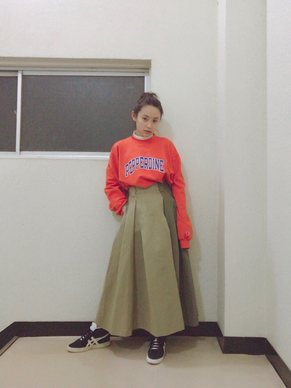 「niko and ...、Dickies、ディッキーズコラボ、コラボレーション、高橋愛、今日のたかはし、Champion、used、Onitsuka Tiger、ユニクロ」｜「Championのアイテム（スウェット、オレンジ系）」を使った、高橋愛さん（レディース・154cm）の冬コーディネートの1枚目の写真