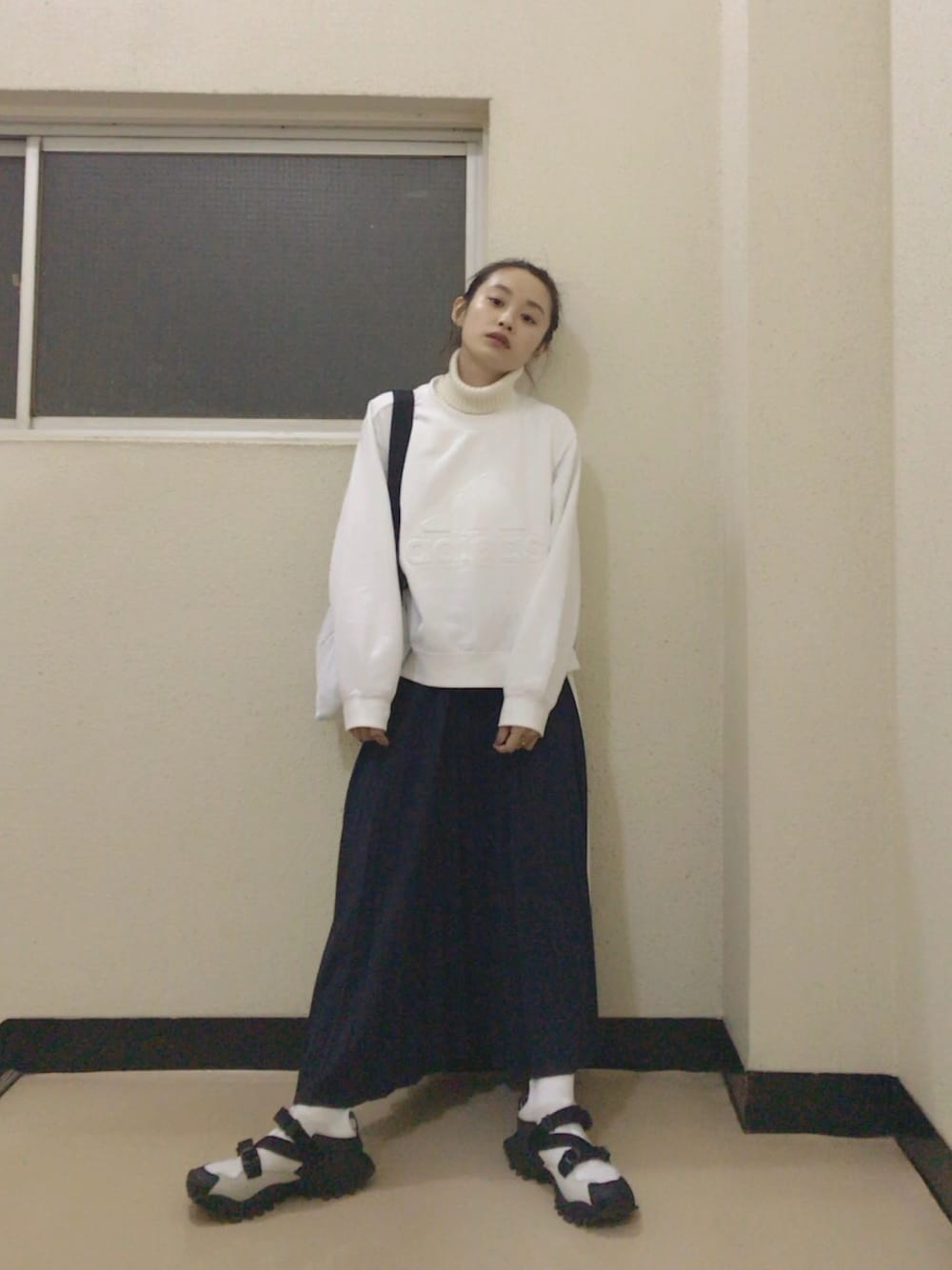 「adidas、オトナカジュアル、moussy、コラボ、HYKE、HYKE×adidas、WRAPINKNOT、スポーツミックス、アディダス」｜「MOUSSYのアイテム（スウェット、ホワイト系）」を使った、高橋愛さん（レディース・154cm）の冬コーディネートの1枚目の写真