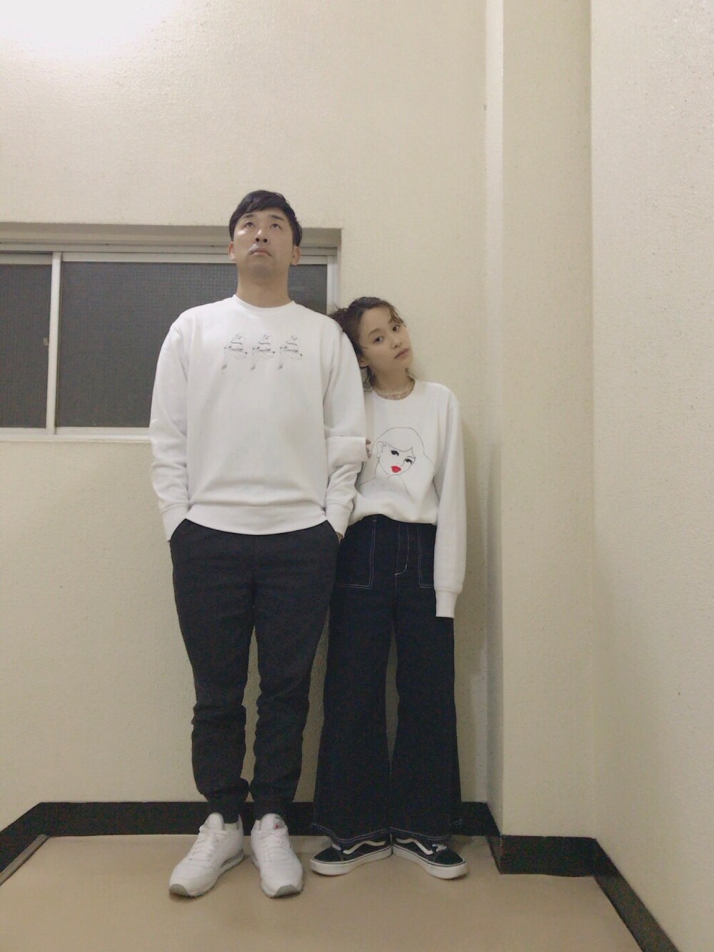 「22;market、にゃん、にゃんちゃん、小嶋陽菜、こじまつり、こじはる、小嶋さん、ペアルック、あべこーで、高橋愛」｜「22;marketのアイテム（スウェット、ホワイト系）」を使った、高橋愛さん（レディース・154cm）の冬コーディネートの1枚目の写真