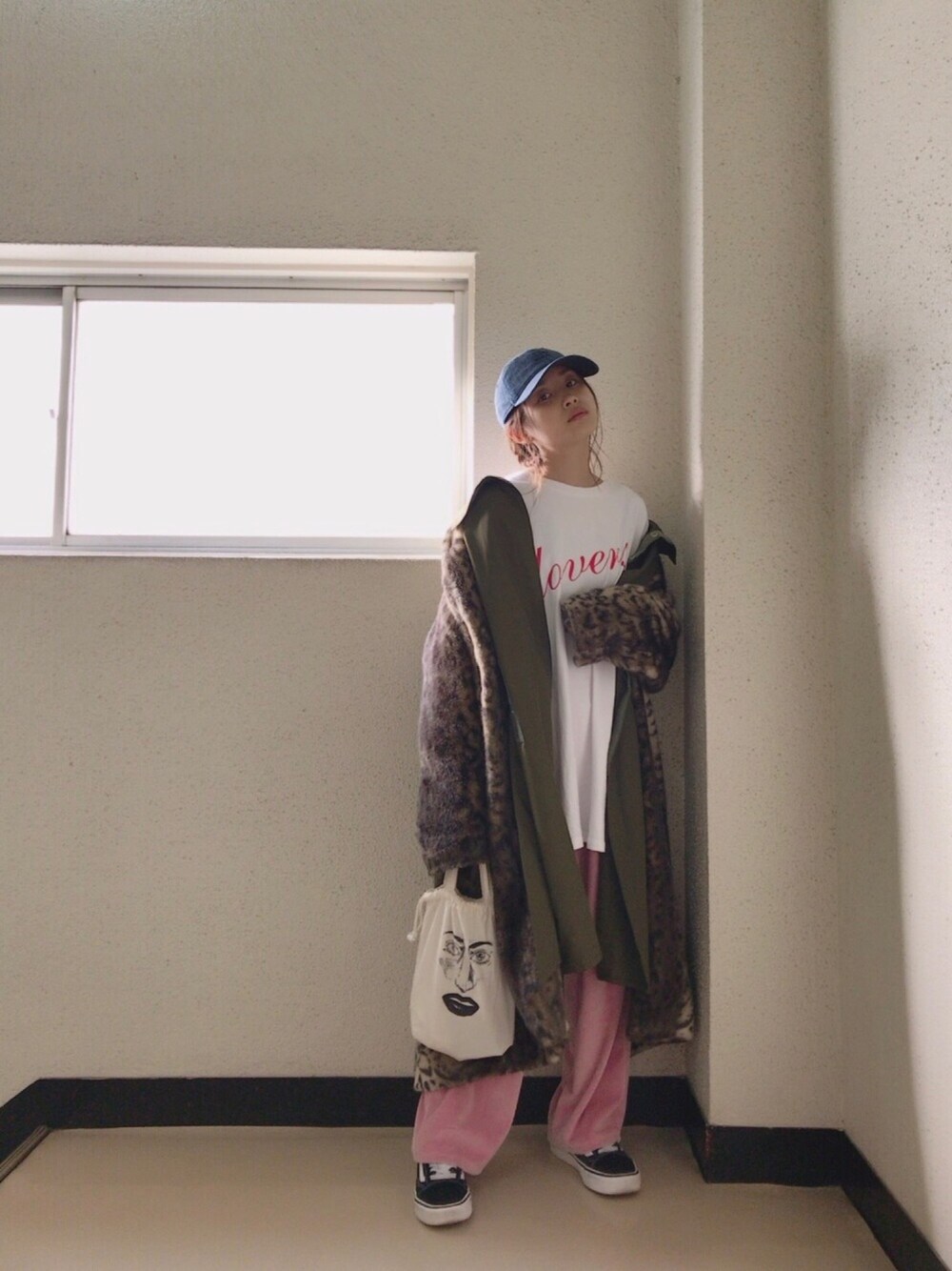 「スニーカー、大人カジュアル、VANS、Aymmy in the batty girls、TOGA、honey mi honey、ハニーミーハニー、ペアルック、ピンク、高橋愛」｜「HONEY MI HONEYのアイテム（Tシャツ/カットソー、ホワイト系）」を使った、高橋愛さん（レディース・154cm）の冬コーディネートの1枚目の写真