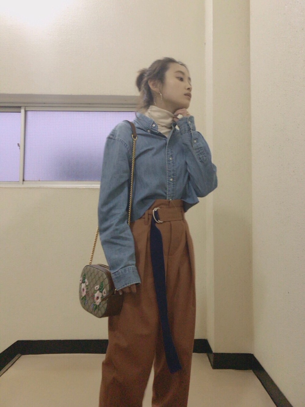 「WRAPINKNOT、ニット、レンガ色、赤茶、運気がいい色、ゲッターズ飯田先生、casual、大人カジュアル、outfit、GUCCI」｜「WRAPINKNOTのアイテム（パンツ、ブラウン系）」を使った、高橋愛さん（レディース・154cm）の春コーディネートの1枚目の写真