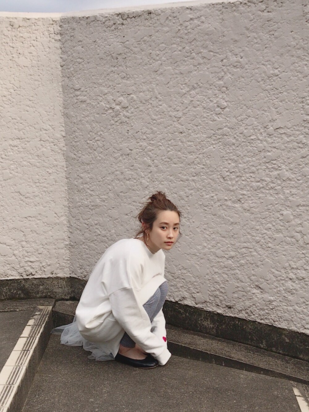「大人カジュアル、春コーデ、ゆるコーデ、バレエシューズ、Martin Margiela、足袋バレエ、チュール、MILKFED.、MiCOAMERi、くみっきー」｜「MILKFED.の【MILKFED.コラボ】ビックシルエットバックチュールプルオーバー（スウェット、ホワイト系）」を使った、高橋愛さん（レディース・154cm）の春コーディネートの1枚目の写真