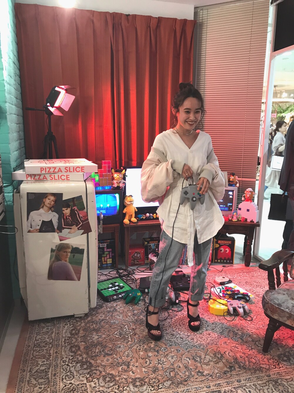 「大人カジュアル、はるコーデ、デニムパンツ、プチプラ、H&M、JILSANDER、Another Edition」｜「Another Editionの【追加予約】リネンスタンドカラーシャツ（シャツ/ブラウス、ホワイト系）」を使った、高橋愛さん（レディース・154cm）の春コーディネートの1枚目の写真