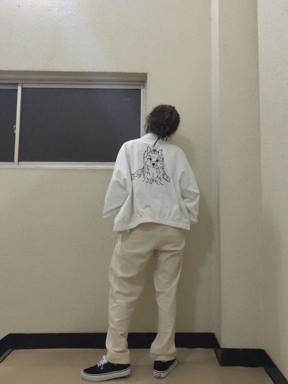 「メリージェニー、スニーカーコーデ、白パンツ、今日のたかはし、高橋愛、ootd、VANS、merry jenny」｜「bloomsstyleのアイテム（Tシャツ/カットソー、ブルー系）」を使った、高橋愛さん（レディース・154cm）の春コーディネートの1枚目の写真