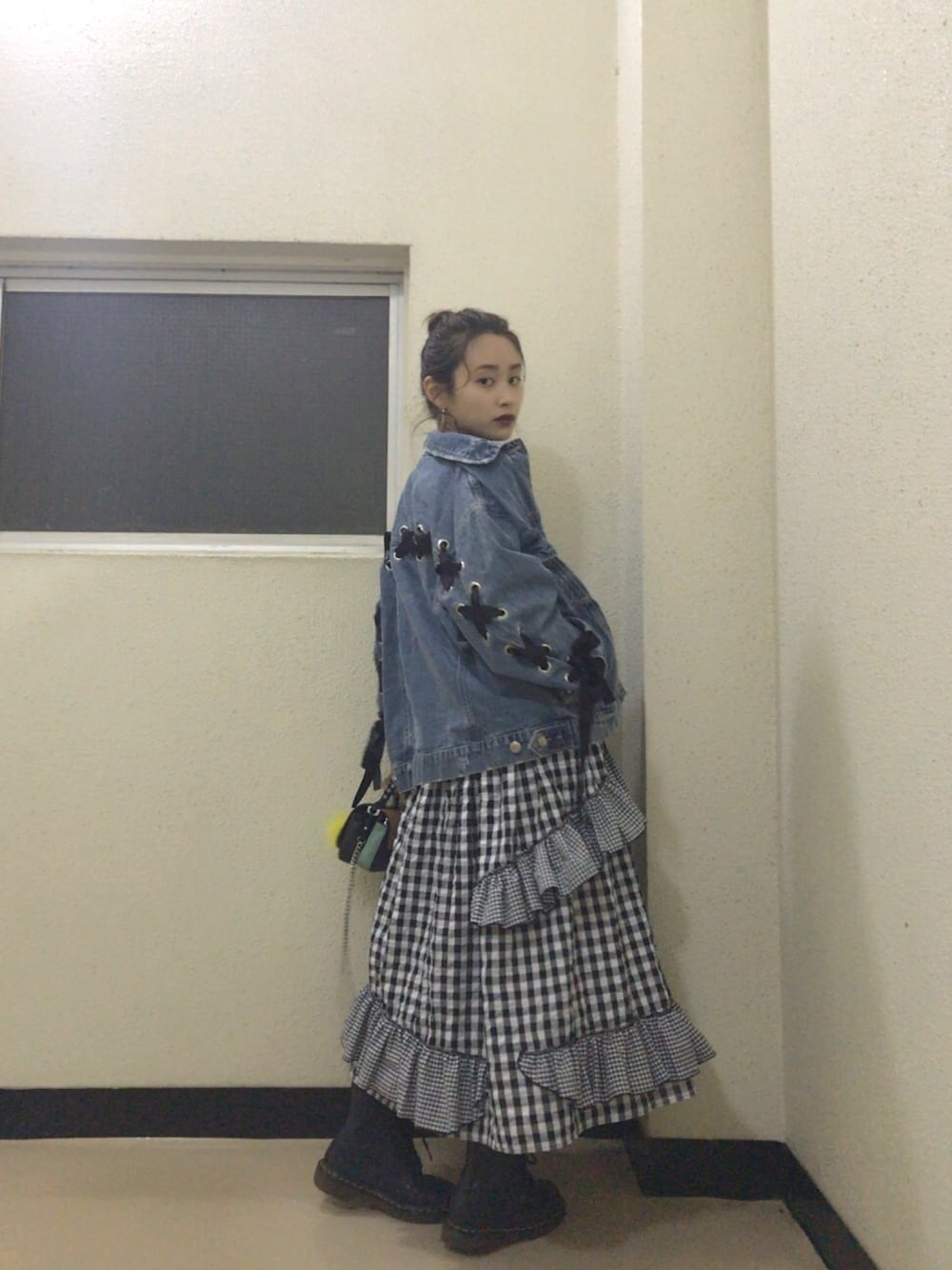 「Dr.Martens、honeymihoney、honey mi honey、ハニーミーハニー、今日のたかはし、高橋愛、Bershka、ギンガムチェック、ふりふり、スカート」｜「Bershkaのアイテム（デニムジャケット、ブルー系）」を使った、高橋愛さん（レディース・154cm）の春コーディネートの1枚目の写真