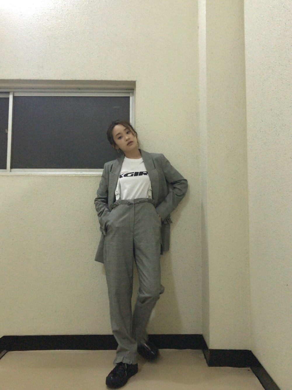 「サスペンダー、セットアップ、H&M、今日のたかはし、高橋愛、ikumi、イクミ、x-girl、PUMA、リアーナ」｜「X-girlのSWIFT LOGO S/S TEE（Tシャツ/カットソー、ホワイト系）」を使った、高橋愛さん（レディース・154cm）の春コーディネートの1枚目の写真