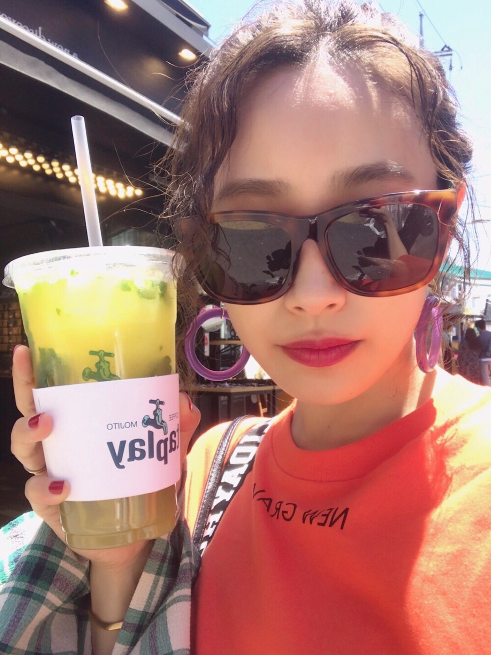 「オトナカジュアル、パンツスタイル、ゆるコーデ、JOHN LAWRENCE SULLIVAN、holiday、韓国、GUCCI、サングラス、今日のたかはし、高橋愛」｜「JOHN LAWRENCE SULLIVANのJOHN LAWRENCE SULLIVAN 『NEW GRAVE(small）』Ｔシャツ（Tシャツ/カットソー、オレンジ系）」を使った、高橋愛さん（レディース・154cm）の夏コーディネートの1枚目の写真