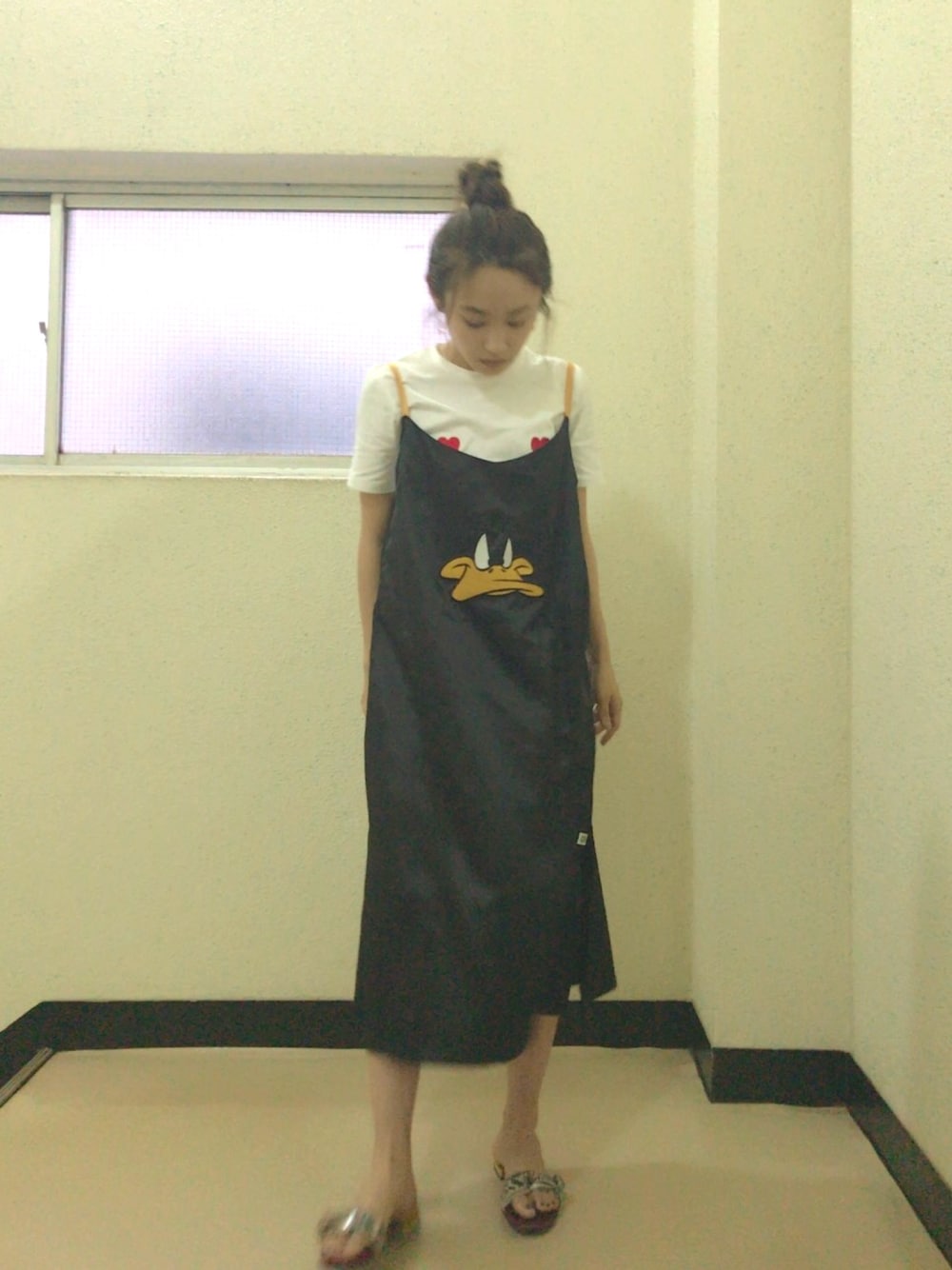 「TOGA、夏コーデ、つっかけサンダル、little sunny bite、honeymihoney、ハニーミーハニー、ootd」｜「Little sunny biteのLittleSunnyBite×looney tunes/リトルサニーバイト/Animal Satain Dress（ワンピース、ブラック系）」を使った、高橋愛さん（レディース・154cm）の夏コーディネートの1枚目の写真