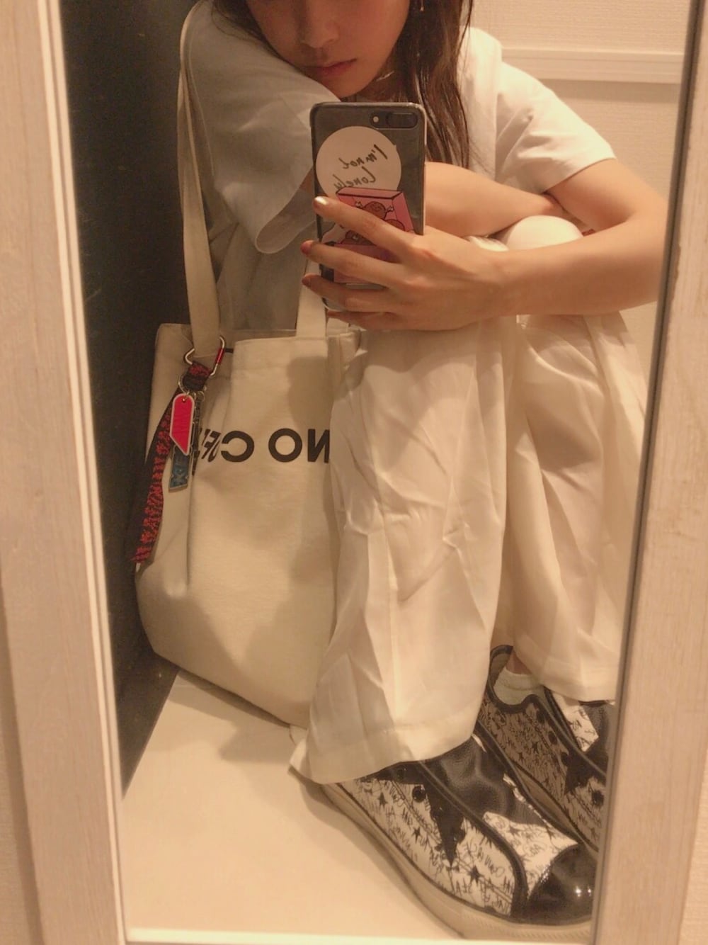 「オトナカジュアル、TOGA、シンプルコーデ、白Tシャツ、とんだ林蘭、petite robe noire、高橋愛、今日のたかはし、コンバース、NO COFFEE」｜「NO COFFEEのアイテム（トートバッグ、ホワイト系）」を使った、高橋愛さん（レディース・154cm）の夏コーディネートの1枚目の写真