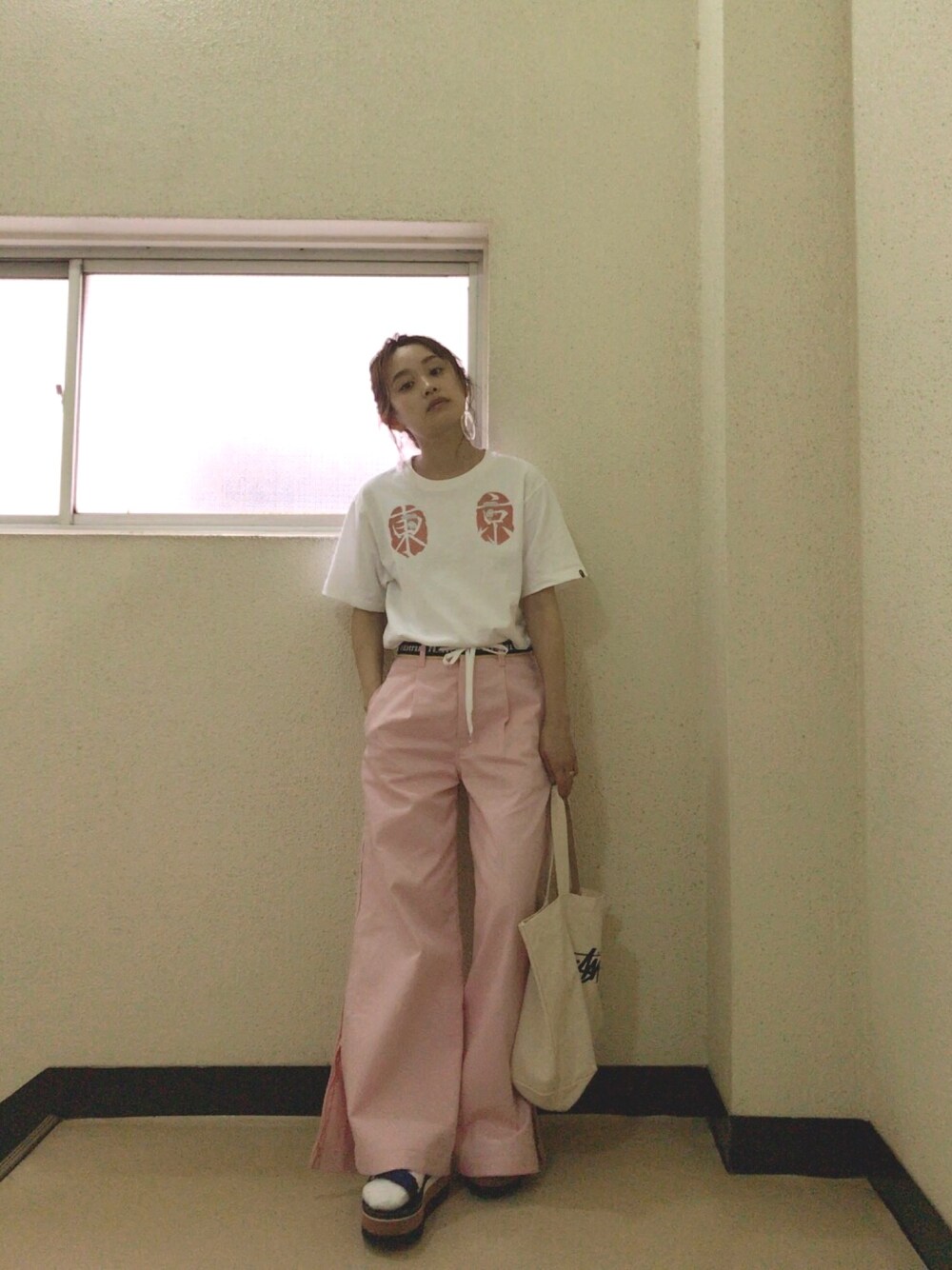 「ゆるコーデ、ワイドパンツ、厚底、teva、OPENING CEREMONY、x-girl、Bape、東京、いつかのたかはし、ピンクBBA」｜「A BATHING APEのアイテム（Tシャツ/カットソー、ホワイト系）」を使った、高橋愛さん（レディース・154cm）の夏コーディネートの1枚目の写真