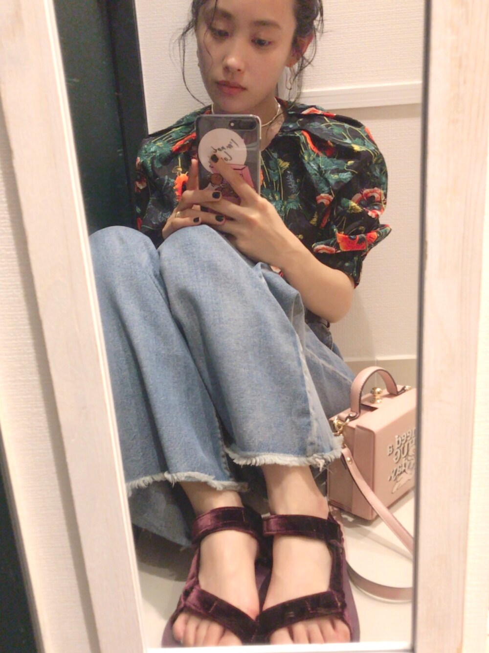 「休日スタイル、ラクチンコーデ、大人コーデ、プチプラ、H&M、mystic、teva、ベロア、ハイウエスト、デニム」｜「H&Mのアイテム（シャツ/ブラウス、ブラック系）」を使った、高橋愛さん（レディース・154cm）の夏コーディネートの1枚目の写真