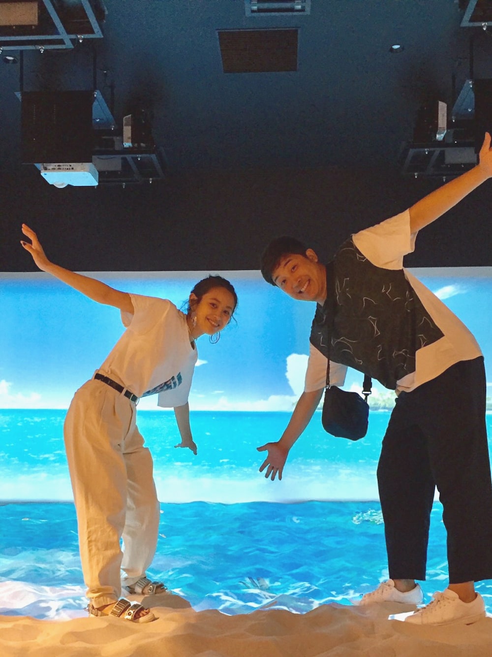 「カジュアル、パンツスタイル、リラックススタイル、BEAMS、高橋愛、きのーのたかはし、あべこうじ、TOGA、VR ZONE、ペア感」｜「TOGAのアイテム（Tシャツ/カットソー、ホワイト系）」を使った、高橋愛さん（レディース・154cm）の夏コーディネートの1枚目の写真