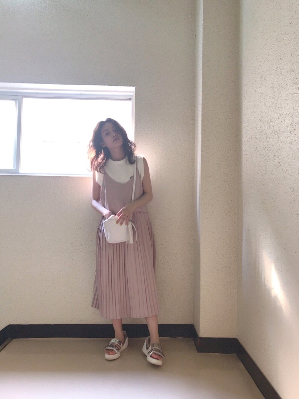 「haco!、高橋愛、ラブ＆ピースプロジェクト2016、ラブ＆ピース2016、シンプルコーデ、ワンピース、ピンクBBA、stussy women、プリーツスカート、MILKFED.」｜「haco!の＜高橋愛さんコラボ＞ラブ＆ピースプロジェクト　ヴィンテージライクサテンのプリーツキャミワンピース（ワンピース、ピンク系）」を使った、高橋愛さん（レディース・154cm）の夏コーディネートの1枚目の写真