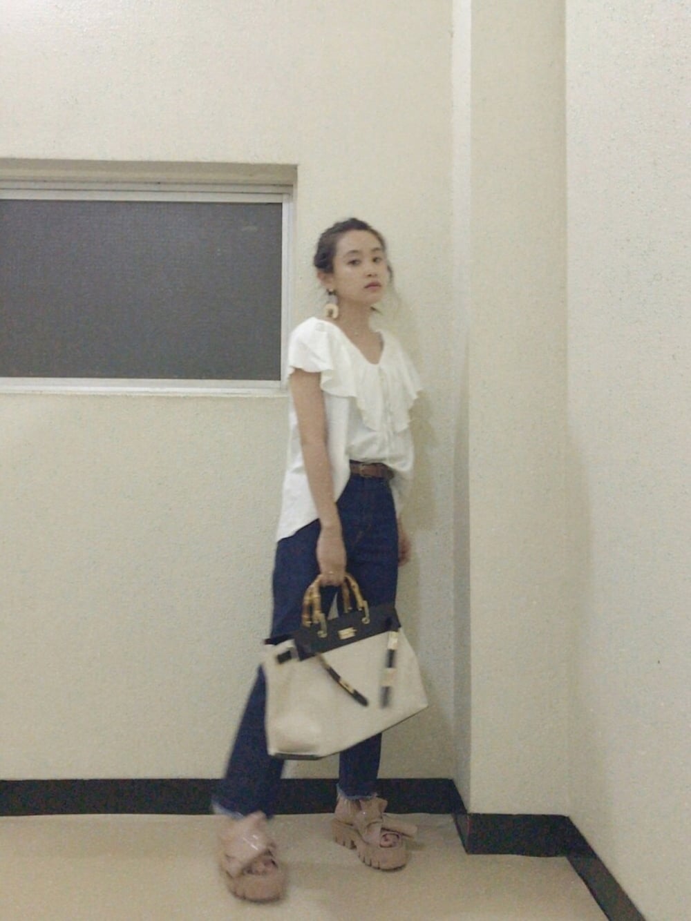 「MILKFED.、JANESMITH、N°21、厚底サンダル、denim、高橋愛、今日のたかはし、casselini」｜「MILKFED.のV-NECK BLOUSE（シャツ/ブラウス、ホワイト系）」を使った、高橋愛さん（レディース・154cm）の夏コーディネートの1枚目の写真