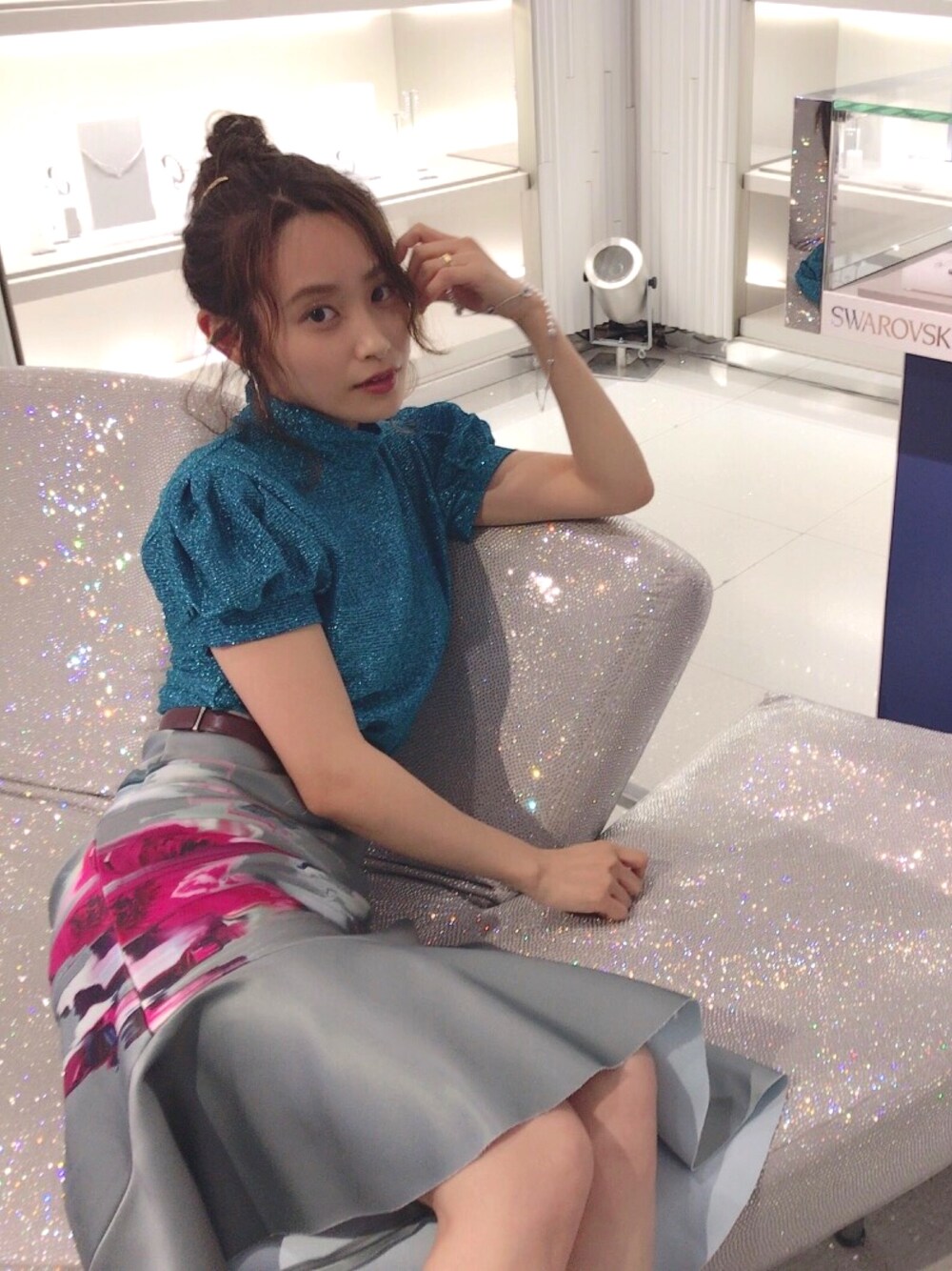 「Swarovski、H&M、高橋愛、honeymihoney、TOGA、スワロフスキー」｜「HONEY MI HONEYのアイテム（Tシャツ/カットソー、ブルー系）」を使った、高橋愛さん（レディース・154cm）の夏コーディネートの1枚目の写真