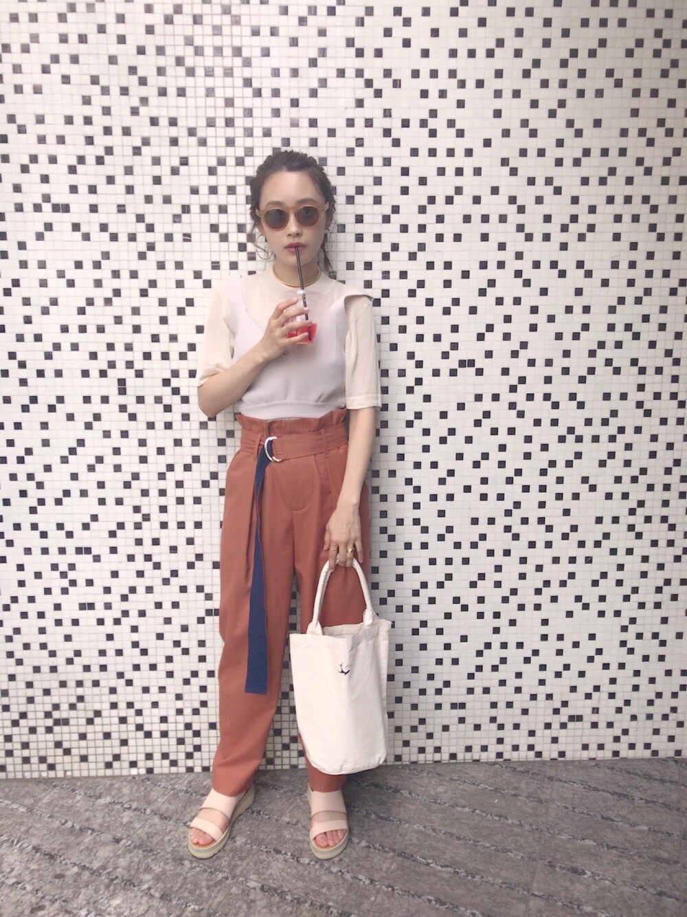 「WRAPINKNOT、pluie、休日スタイル、TAN、高橋愛、SABRE、サングラス」｜「WRAPINKNOTのアイテム（トップス、ホワイト系）」を使った、高橋愛さん（レディース・154cm）の夏コーディネートの1枚目の写真