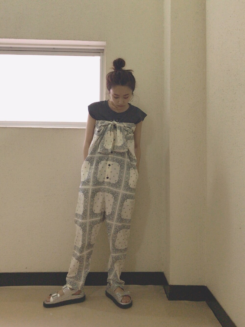 「着回し、高橋愛、今日のたかはし、夏コーデ、ノースリーブ、オトナカジュアル、ストリート、Candy Stripper、Ray BEAMS、chanel」｜「Ray BEAMSのTONDABAYASHI  RAN×Ray BEAMS / ローズ ノースリーブ Tシャツ（Tシャツ/カットソー、ブラック系）」を使った、高橋愛さん（レディース・154cm）の夏コーディネートの1枚目の写真