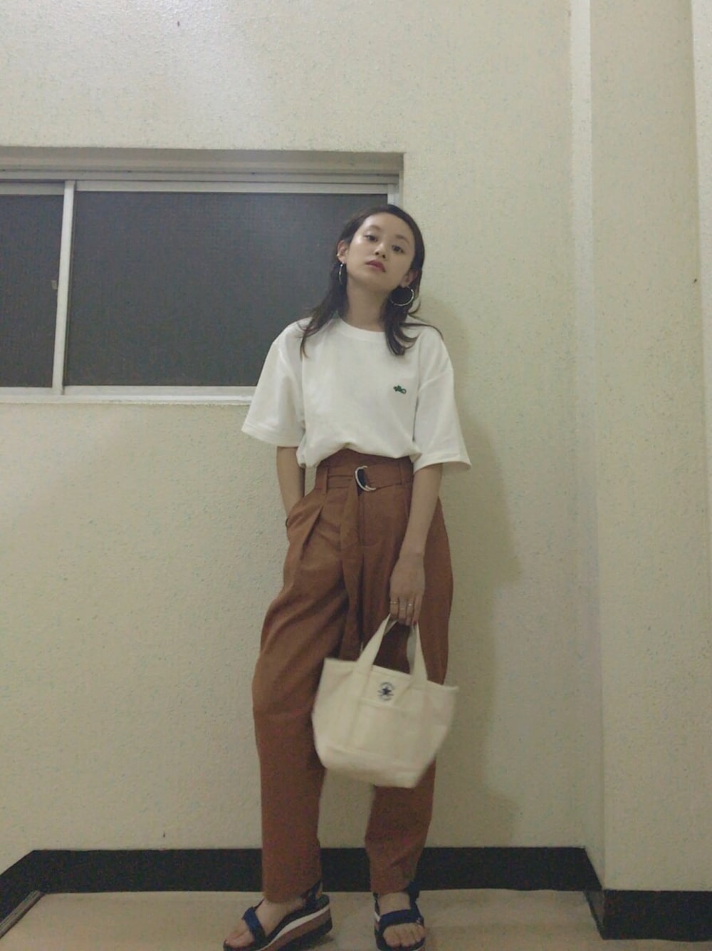「シンプルコーデ、大人カジュアル、リラックススタイル、x-girl、WRAPINKNOT、teva、OPENING CEREMONY、converse、高橋愛、今日のたかはし」｜「X-girlのPIQUE S/S TOP（Tシャツ/カットソー、ホワイト系）」を使った、高橋愛さん（レディース・154cm）の夏コーディネートの1枚目の写真