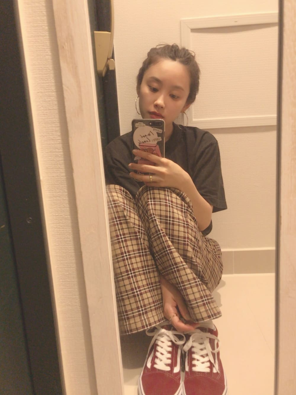 「カジュアル、パンツスタイル、秋コーデ、低身長、fashion、スニーカー、VANS、高橋愛、今日のたかはし」｜「VETEMENTSのVetements - Printed Cotton-jersey T-shirt - Black（Tシャツ/カットソー、ブラック系）」を使った、高橋愛さん（レディース・154cm）の夏コーディネートの1枚目の写真