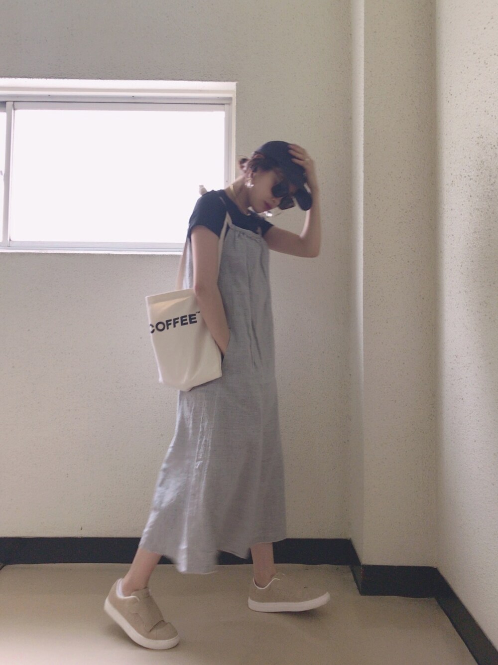 「UNIQLO、UNIQLO U、高橋愛、休日スタイル、オトナカジュアル、シンプルコーデ、スニーカー、Onitsuka Tiger、今日のたかはし、NEWERA」｜「UNIQLOのスーピマコットンリブクルーネックT（半袖）（Tシャツ/カットソー、ブラック系）」を使った、高橋愛さん（レディース・154cm）の秋コーディネートの1枚目の写真