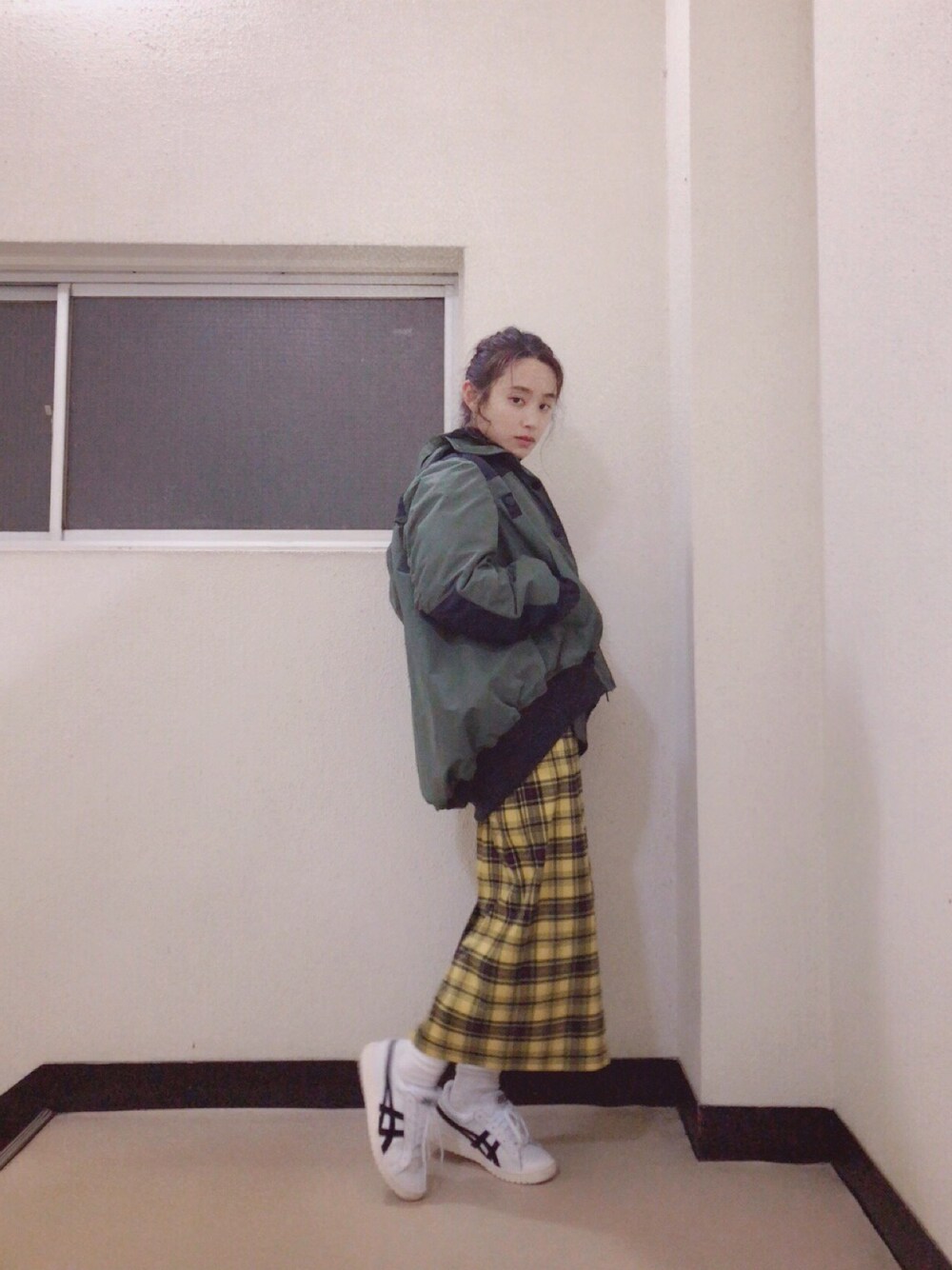 「sacai、THE NORTH FACE、コラボ、オトナカジュアル、asics tiger、ポイントゲッター、x-girl、エックスガール、アウター、高橋愛」｜「Sacaiのアイテム（ジャケット/アウター、グリーン系）」を使った、高橋愛さん（レディース・154cm）の秋コーディネートの1枚目の写真