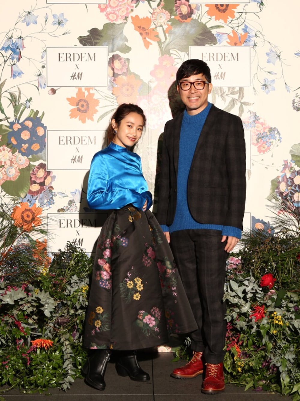 「H&M、ERDEM、ERDEM×H&M、リンクコーデ、ブルー、ブラック、エイチアンドエム、あべこうじ、高橋愛、ootd」｜「H&Mのアイテム（トップス、ブルー系）」を使った、高橋愛さん（レディース・154cm）の秋コーディネートの1枚目の写真