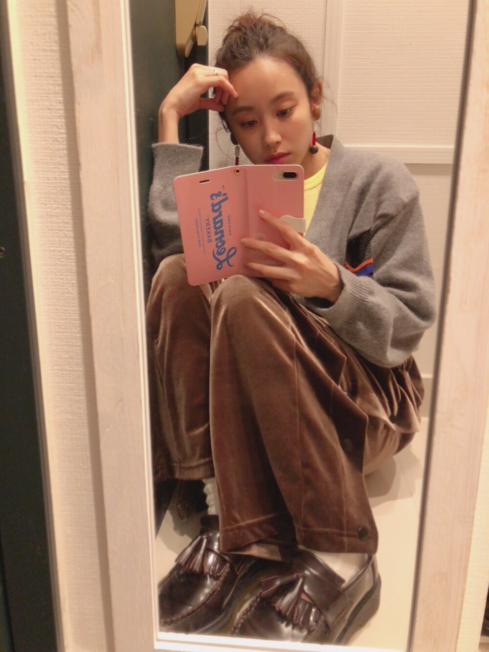 「シンプルコーデ、ラクチンコーデ、高橋愛、今日のたかはし、いつかのたかはし、PONTI、Dr.Martens、everafter、BEAMS、靴下女子」｜「PONTIのアイテム（カーディガン/ボレロ、グレー系）」を使った、高橋愛さん（レディース・154cm）の秋コーディネートの1枚目の写真